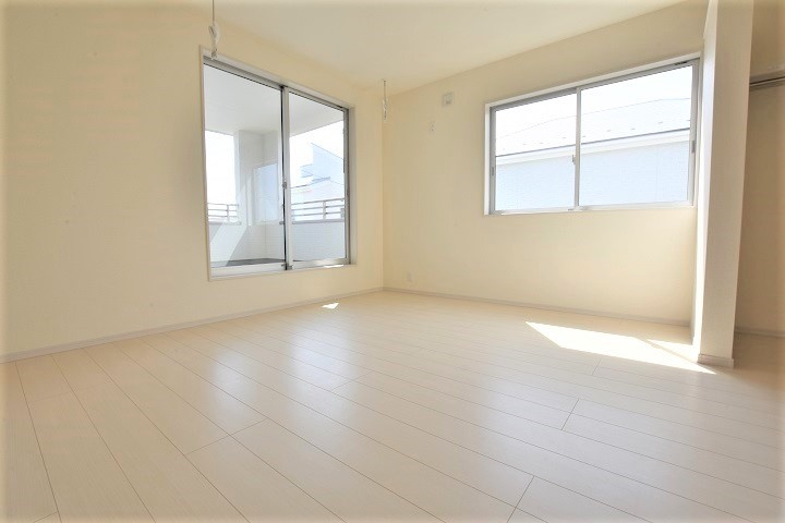 【いわき市錦町江栗1丁目／全5棟／1号棟】　生活応援プレゼントキャンペーン実施中！の洋室|同施工　◆居室の写真です◆　充分な広さの収納を備え、採光良好な洋室は、快適空間。プライベートの時間もゆったりお寛ぎ頂けそうです。

