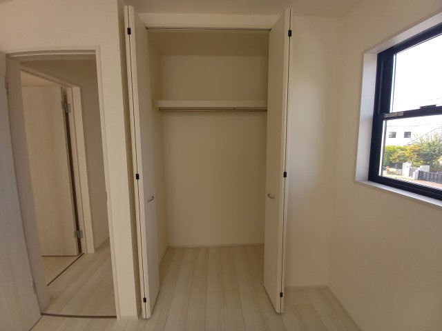 【いわき市錦町江栗1丁目／5号棟】☆キッチンパントリー☆インナーバルコニー♪☆ストレージルーム♪の収納|同施工◆収納スペースの写真です◆　十分な広さがあるので収納には困りませんね♪　お手持ちの衣類ケースなども置ける大空間で、寝室がスッキリ使えます。