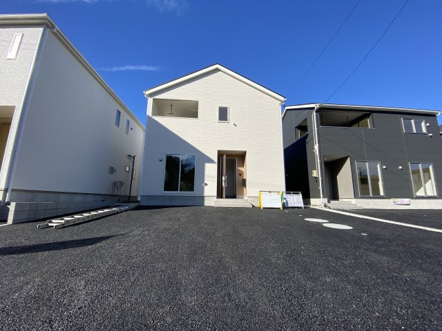 【小名浜第10／全5棟・2号棟】　休日はずっといたくなる家♪♪の駐車場|同施工　◆カースペースの写真です◆
陽当りの良い駐車場は週末の洗車も快適です♪お車の他にも、自転車をとめられそうなスペースもございます。
