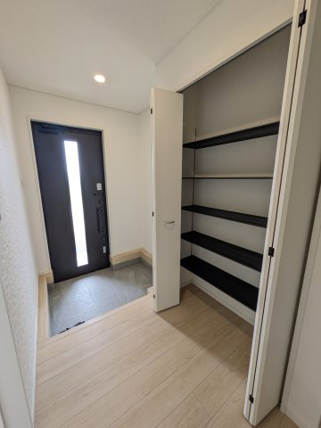 いわき市小名浜住吉　小名浜三小　 ご案内も即日ご対応可能☆の玄関|■玄関の写真です■□■　
シューズボックスは収納力たっぷりで、整理整頓も楽ちんですね。