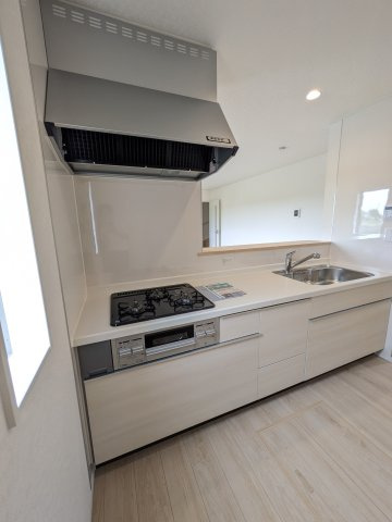 いわき市小名浜住吉　小名浜三小　 ご案内も即日ご対応可能☆のキッチン|同施工◆キッチンの写真です◆　目の前にリビングが広がる対面キッチンを採用、キッチンからリビング全体を見渡せる子育て中のご家族にも嬉しい造りです！キッチンでお料理をお楽しみください♪
