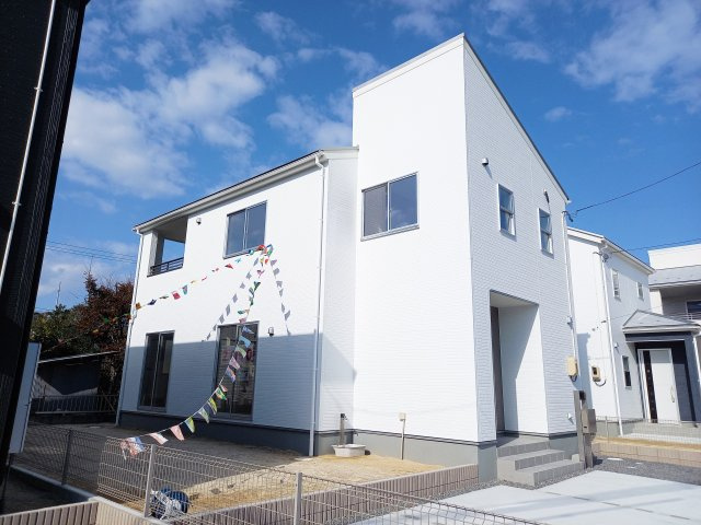 【久之浜町第4／1号棟】　お買い物に便利な立地♪　おしゃれさん必見♪デザイナーズ新築建売住宅！　の外観|同施工　おしゃれな外観です
