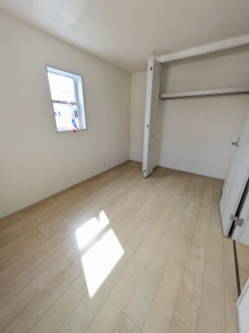 いわき市泉町滝尻第2　7号棟　＼デザイナーズ新築一戸建てが誕生／の洋室|◆居室の写真です◆　柔らかい陽光が差し込む明るいお部屋を演出いたします♪　寝室にも、子供部屋にも、趣味のお部屋にもお使いいただけます♪

