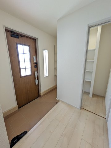 いわき市泉町滝尻第2　7号棟　＼デザイナーズ新築一戸建てが誕生／の玄関|◆玄関の写真です◆
お洒落な玄関は気分が良いですね♪広々とした玄関になっております。　ご両親やお友達が来ても、靴の置き場に困ることはありません。収納力たっぷりで、整理整頓も楽ちんですね。


