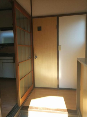 【玄関】 | 上沢3丁目貸家 | 収納もある玄関です
