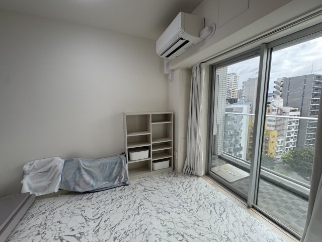 【洋室】 | シティハウス目黒ザツインSOUTH棟 | 大きな窓から心地よい光が広がるお部屋！ベッドを置いてもゆとりがあり、静かに休息いただけます♪