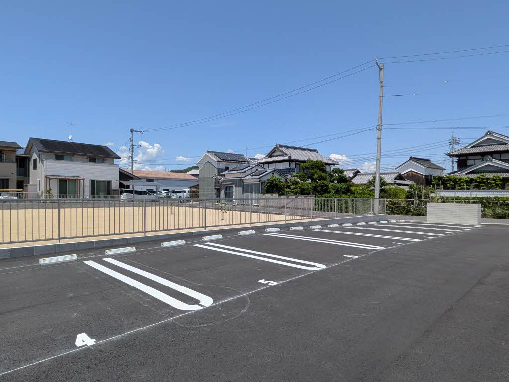 フルールブランの駐車場
