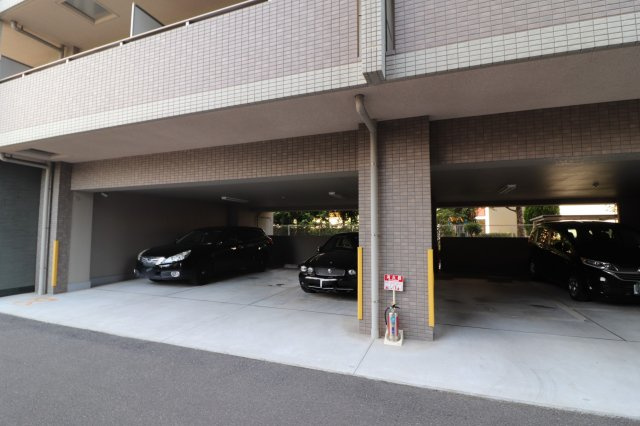 クレール南茨木の駐車場