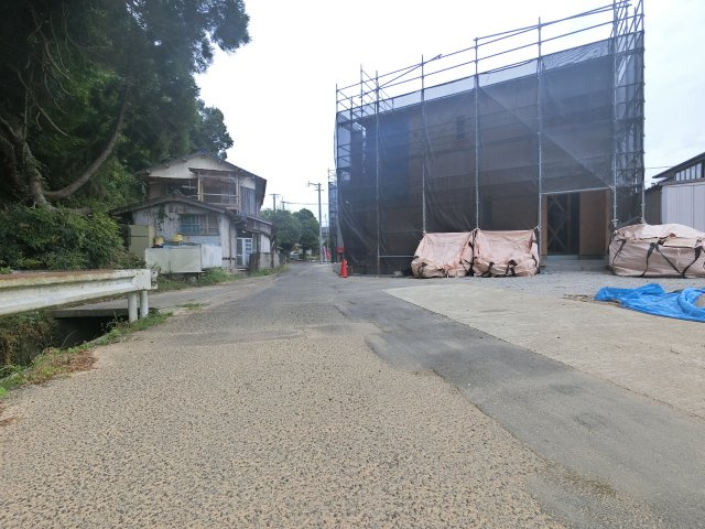 伊万里市脇田町第1　2号棟の駐車場|前面道路含む現地写真です