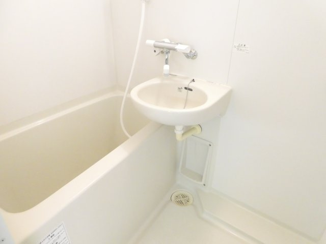 リアライズ逆瀬川の浴室
