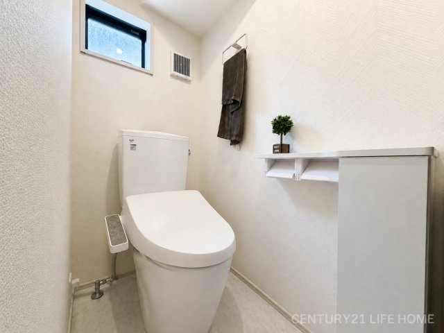 【トイレ】 | 東急田園都市線「青葉台」新築戸建て | 落ち着いた色調のトイレです