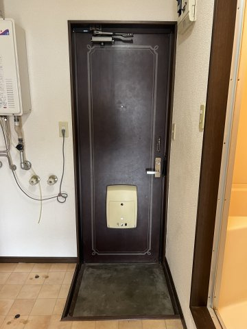 トピア新屋の玄関|※同じタイプの間取です。実際の色や建具は異なります。