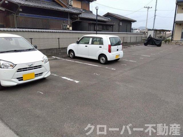 レオパレスあいれすと田村の駐車場