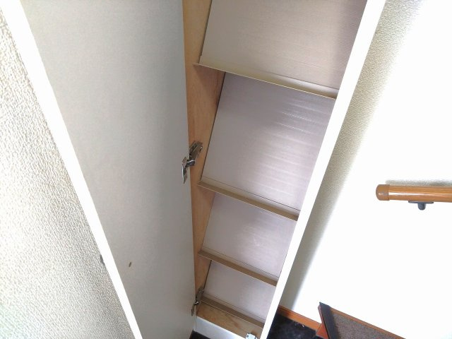 レオパレスＳＯＬＵＴＩＯＮＳⅢの玄関|シンプルで使いやすい玄関です