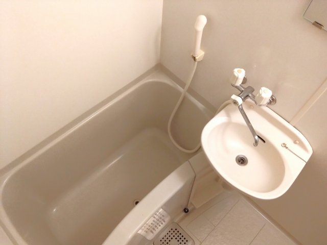レオパレスコンフォールの浴室|きれいなお風呂です