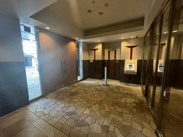 グローリオ三鷹禅林寺通りのエントランス|ゆとりのあるエントランスです