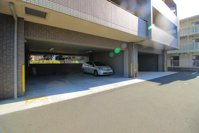 クレール南茨木の駐車場|駐車場に車を止められます
