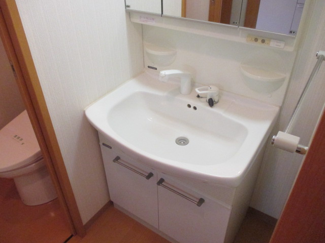 クレール南茨木の洗面所|ゆったりとスペースのある洗面所