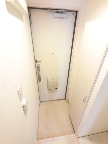 リブリ・Espoir 弐番館の玄関