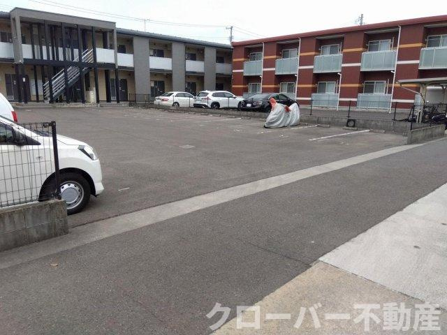レオパレスあいれすと田村の駐車場