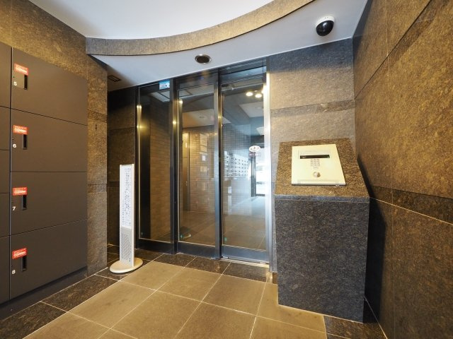 ルーブル渋谷初台弐番館のエントランス|建物の内部です