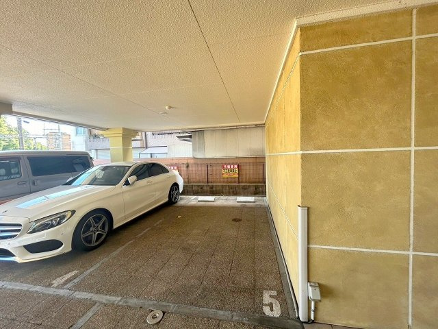 第5アローズ新大阪の駐車場