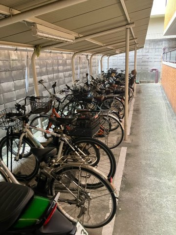 ライオンズマンション上町台の駐車場|駐輪場は屋根付きなので雨から自転車を守ります(2026年8月撮影)