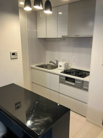 ライオンズマンション上町台のキッチン|開放感のあるキッチンは、リビングやダイニングを見渡せる設計(2026年8月撮影)