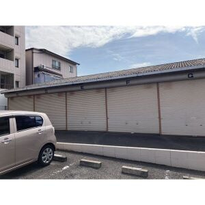 グランドメゾンUNの駐車場