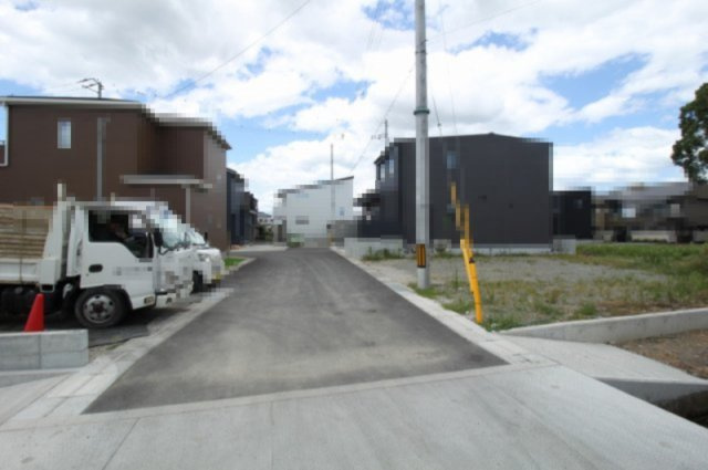 南国市大そね甲　6期1棟1　新築戸建　の前面道路含む現地写真|【一方】北側　幅:5.0ｍ　公道　接面:9.2ｍ 