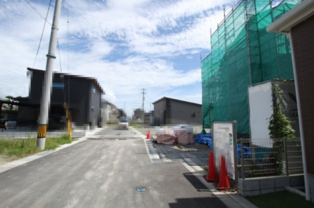 南国市大そね甲　6期1棟1　新築戸建　の前面道路含む現地写真|【一方】北側　幅:5.0ｍ　公道　接面:9.2ｍ 