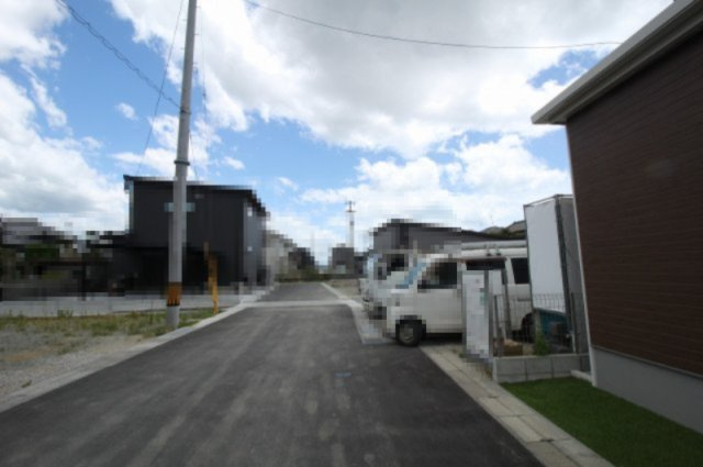南国市大そね甲　6期1棟1　新築戸建　の前面道路含む現地写真|【一方】北側　幅:5.0ｍ　公道　接面:9.2ｍ 