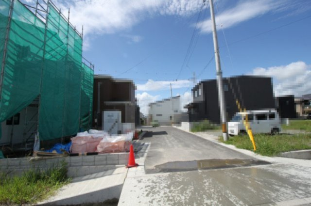南国市大そね甲　6期1棟1　新築戸建　の前面道路含む現地写真|【一方】北側　幅:5.0ｍ　公道　接面:9.2ｍ 