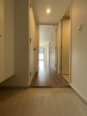 稲城市百村の賃貸マンションの玄関