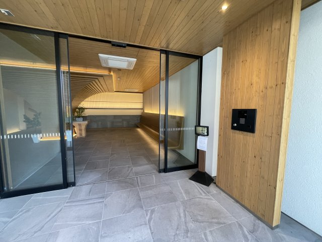 稲城市百村の賃貸マンションのエントランス