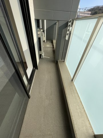 稲城市百村の賃貸マンションのバルコニー
