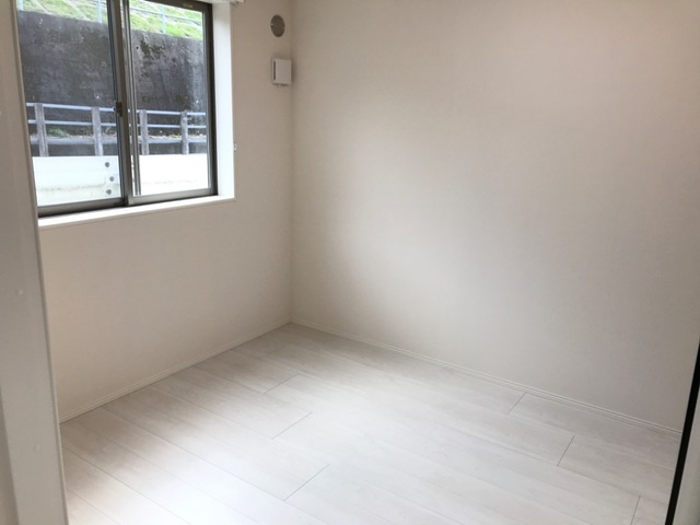 稲城市東長沼のアパートの居間・リビング