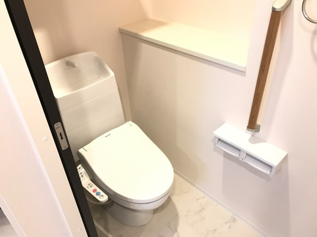 稲城市東長沼のアパートのトイレ