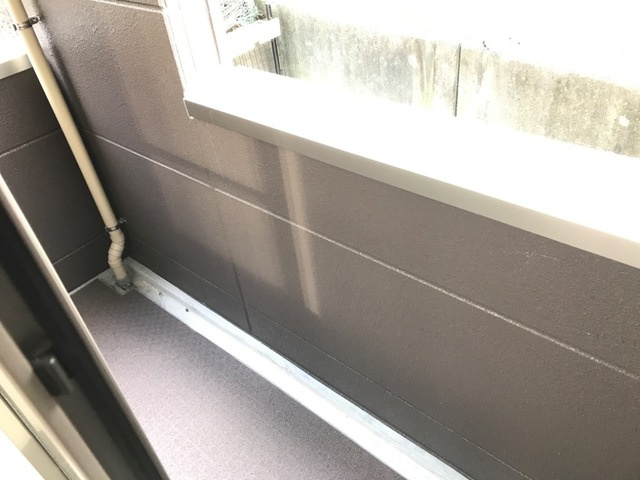 稲城市東長沼のアパートのバルコニー
