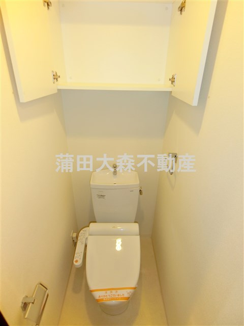 ライジングプレイス蒲田南のトイレ|吊戸棚と温水暖房便座付きのトイレ