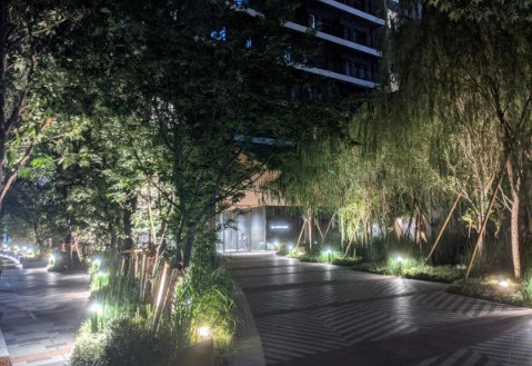 「アーチ」はグランドエントランスの庇にも呼応するように描かれ、緑豊かな植栽とともに建物全体の佇まいに優雅さを添えています。