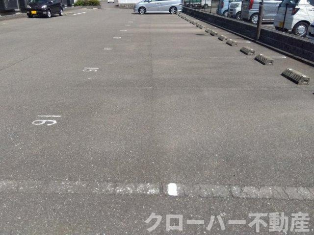 レオパレスポートビレッジの駐車場