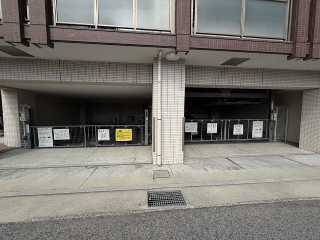 アルファレガロ甲南山手の駐車場
