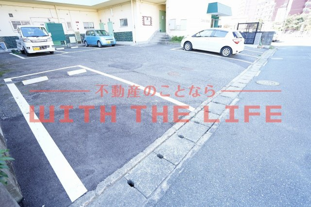 グリーンマンション中央【キャッシュバック対象物件】の駐車場|駐車場があるので、車を買う予定の方も安心です