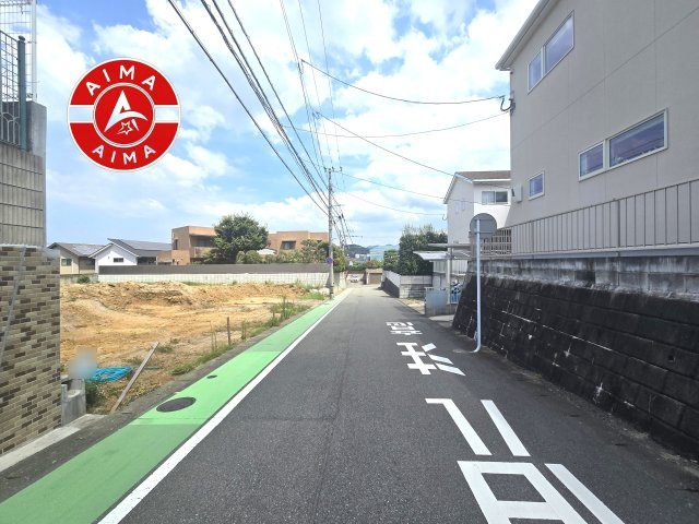 福岡市東区若宮4丁目第5-5棟（5号棟）の前面道路含む現地写真|前面道路は閑静な住宅地をはしる車通りの少ない道路。お車の出し入れが苦手なママや小さなお子様にも安心ですね。しっかり舗装もされているので、ベビーカーや自転車で通っても快適に通行できます。