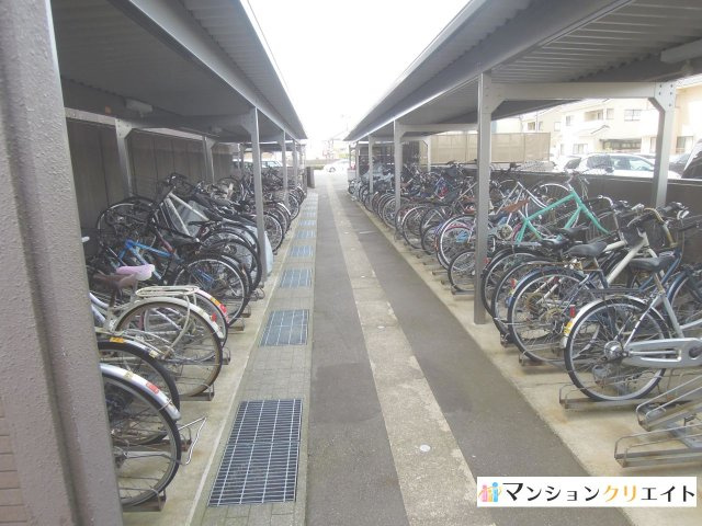 ポレスターブロードシティ二の宮の駐輪場