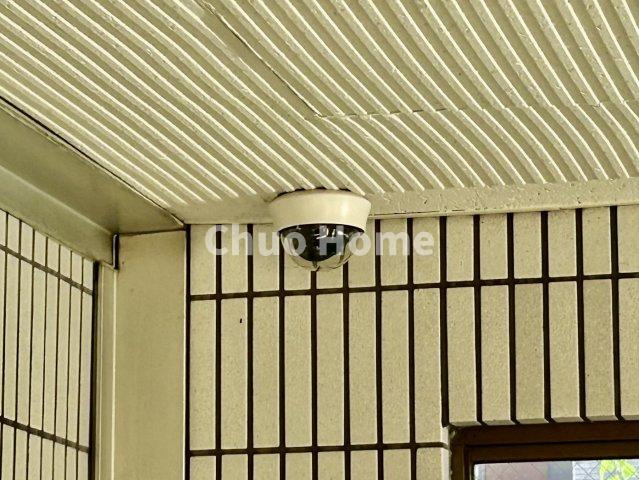 ダイアパレス綾瀬の防犯設備|【防犯カメラ】何かあった時の大事な証拠になることももちろんなりますが、防犯というくらいですので大事なのは防犯カメラがあることによって抑止力につながることですよね。