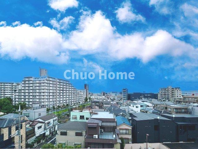 ダイアパレス綾瀬の展望|手を伸ばせば、ふれることが出来そうな環境が、そのままインテリアになったような印象です。その豊かな眺望にふさわしい空間には、通風・採光にも優れ、心地よい光と風があふれています
