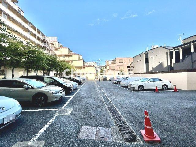 ダイアパレス綾瀬の駐車場|【敷地内駐車場】最新の空き状況や費用などの詳細は担当スタッフまでお問い合わせください。