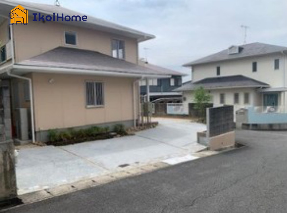 神戸市西区天が岡　中古戸建の駐車場|駐車スペース２台！大型造成団地内物件。整備された街並みと閑静な住環境が魅力です。